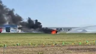 El impactante choque de dos coches voladores en plena exhibición aérea china: "Se incendió al aterrizar"