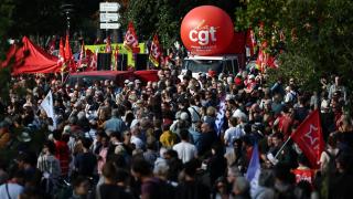 Decenas de detenidos en las protestas de Francia: Macron moviliza a 80.000 policías con la orden de "ir al contacto"