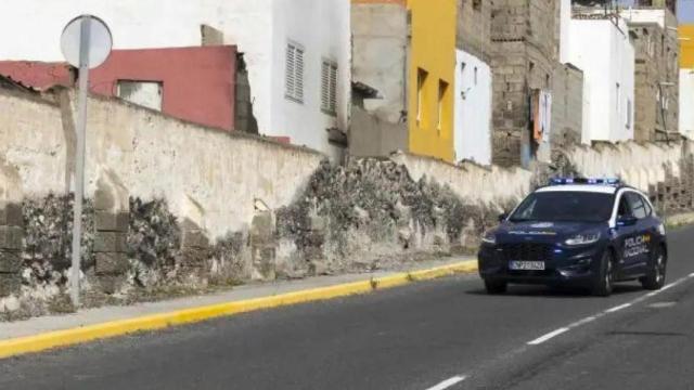 Un coche de la Policía Nacional frente al edificio en el que sucedieron los hechos. .