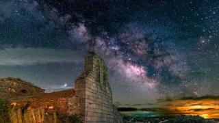 Uno de los cielos más bonitos de España está en un pueblo de Ávila: "Un mirador natural al universo" en la Sierra de Gredos