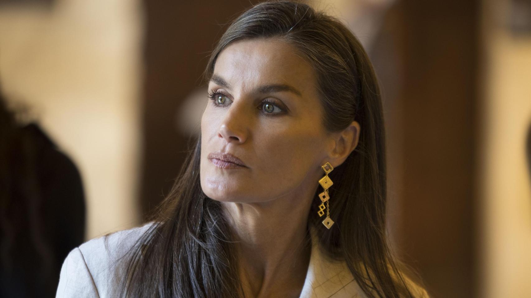 La reina Letizia en la Ciudad de los Muertos en El Cairo, Egipto.