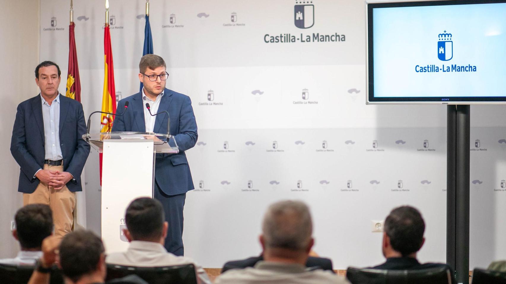 El consejero de Fomento se ha reunido esta mañana con el sector del taxi y la patronal.