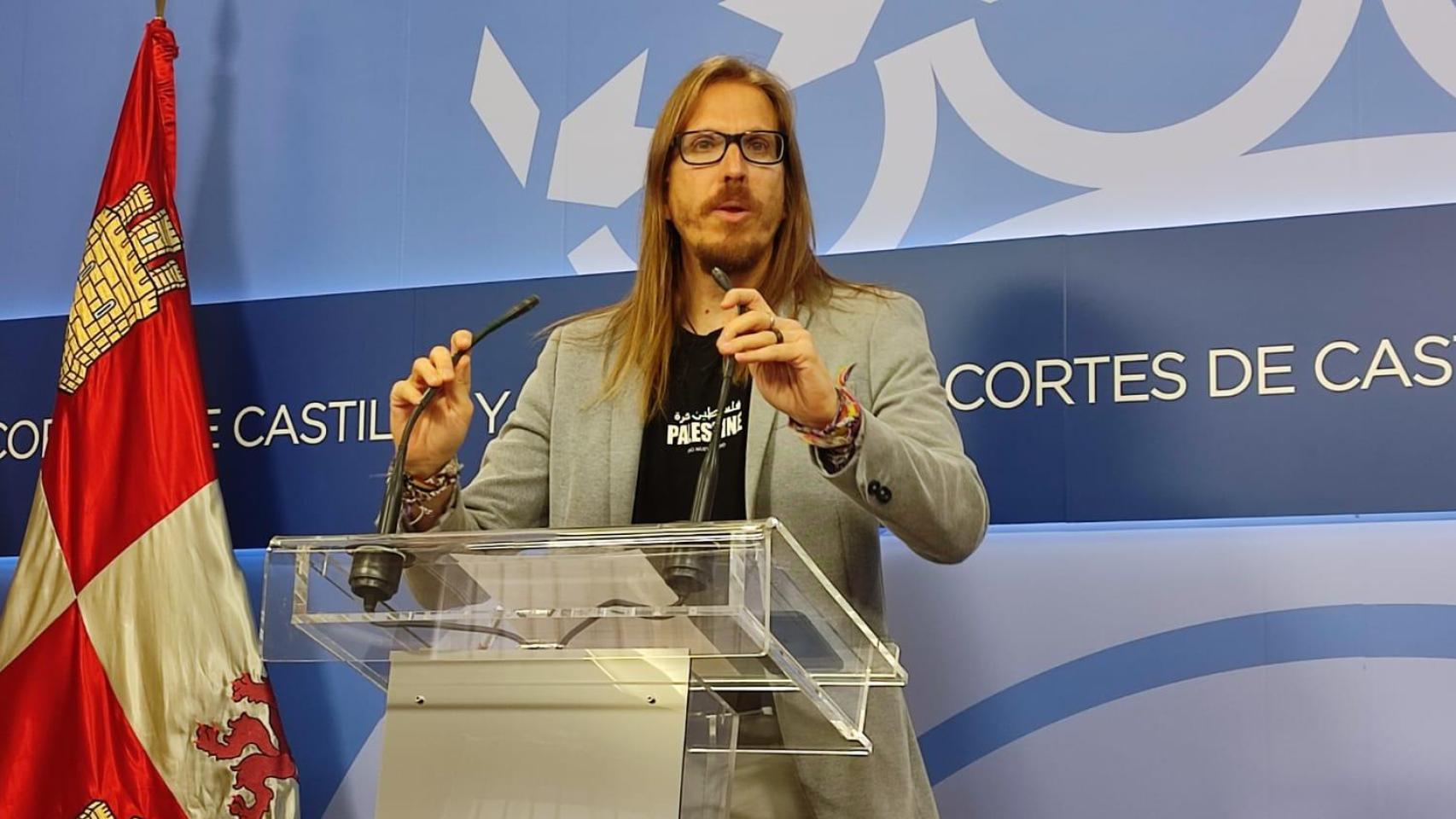 El portavoz de Podemos, Pablo Fernández, durante su rueda de prensa de este jueves en las Cortes de Castilla y León