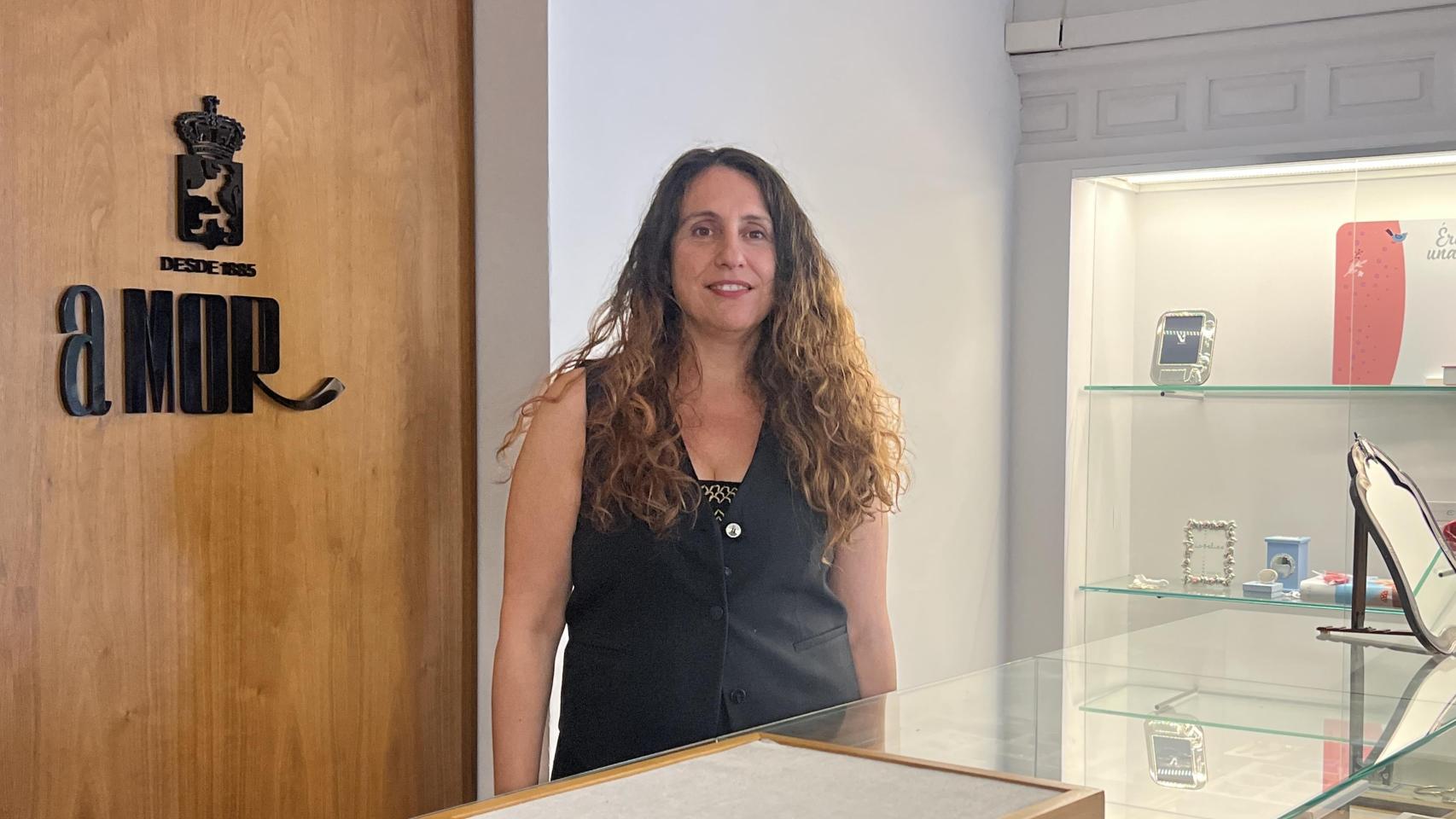 La actual responsable de Joyería Amor, Beatriz Estrabiz, en uno de los mostradores.