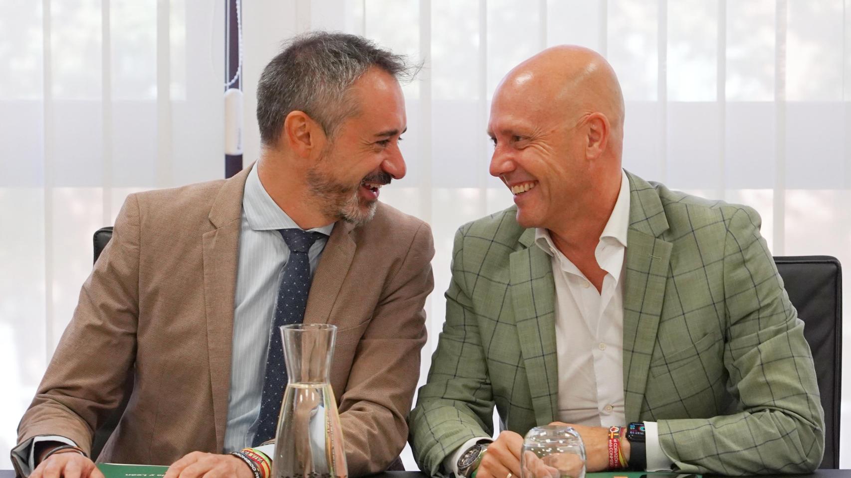 El portavoz de Vox en las Cortes de Castilla y León, David Hierro, y el viceportavoz, Carlos Menéndez, durante la Junta de Portavoces de este jueves