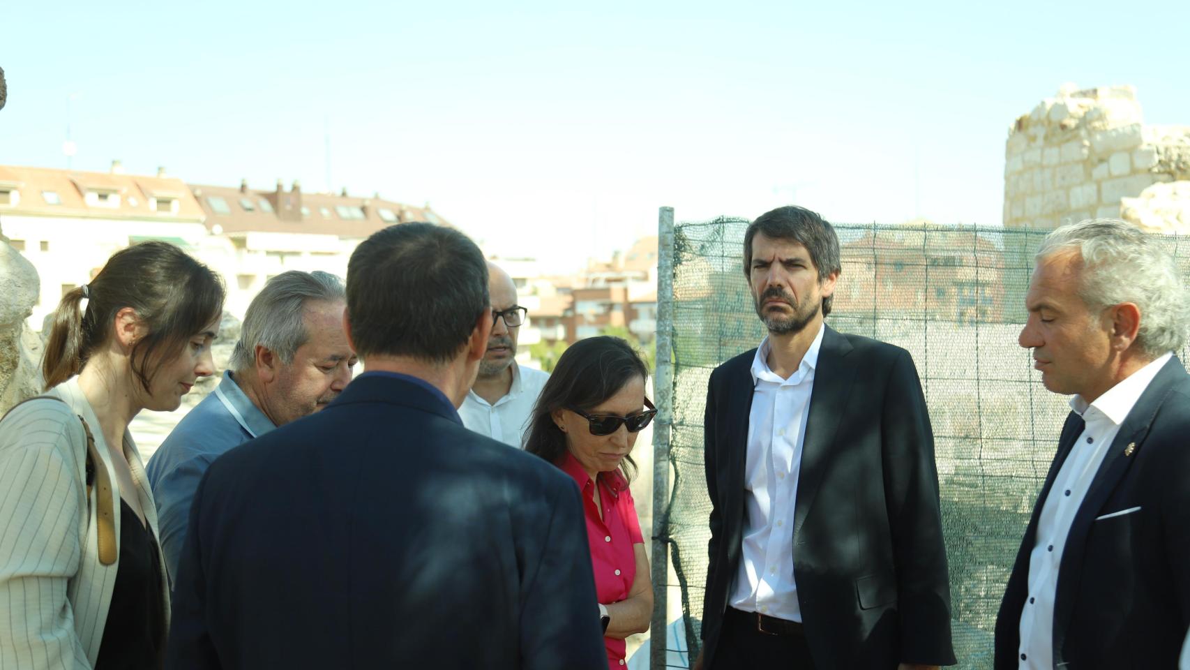 El ministro de Cultura, Ernest Urtasun, y el alcalde de Zamora, Francisco Guarido, visitan las obras de restauración de la Muralla de Zamora.