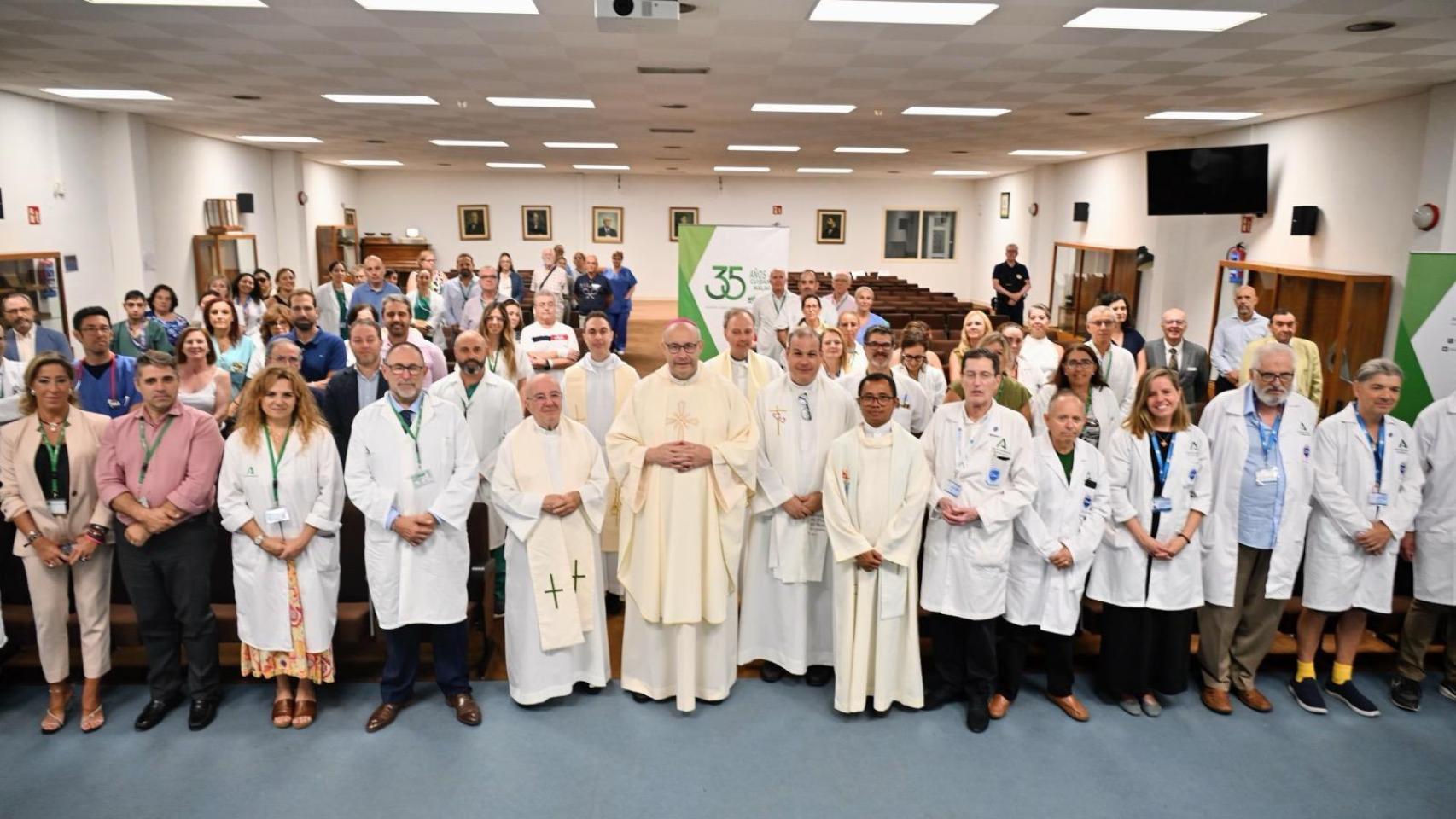 El nuevo obispo de Málaga tras la misa celebrada en el Clínico.