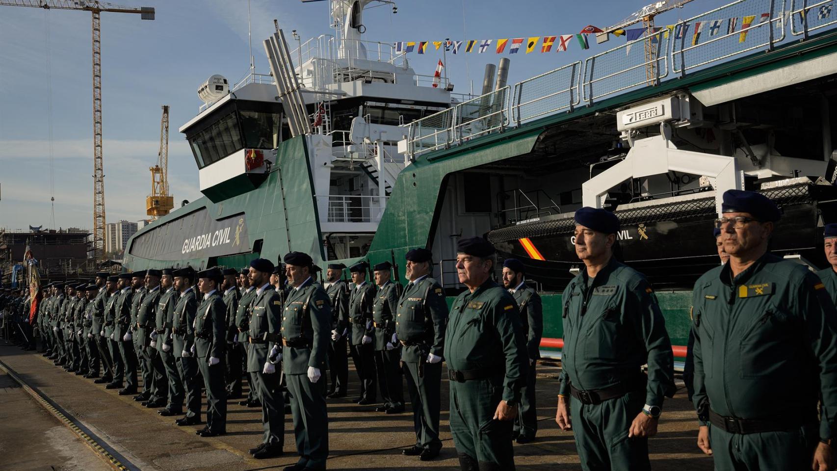 Agentes de la Guardia Civil durante la entrega del buque oceánico de la Guardia Civil 'Duque de Ahumada'