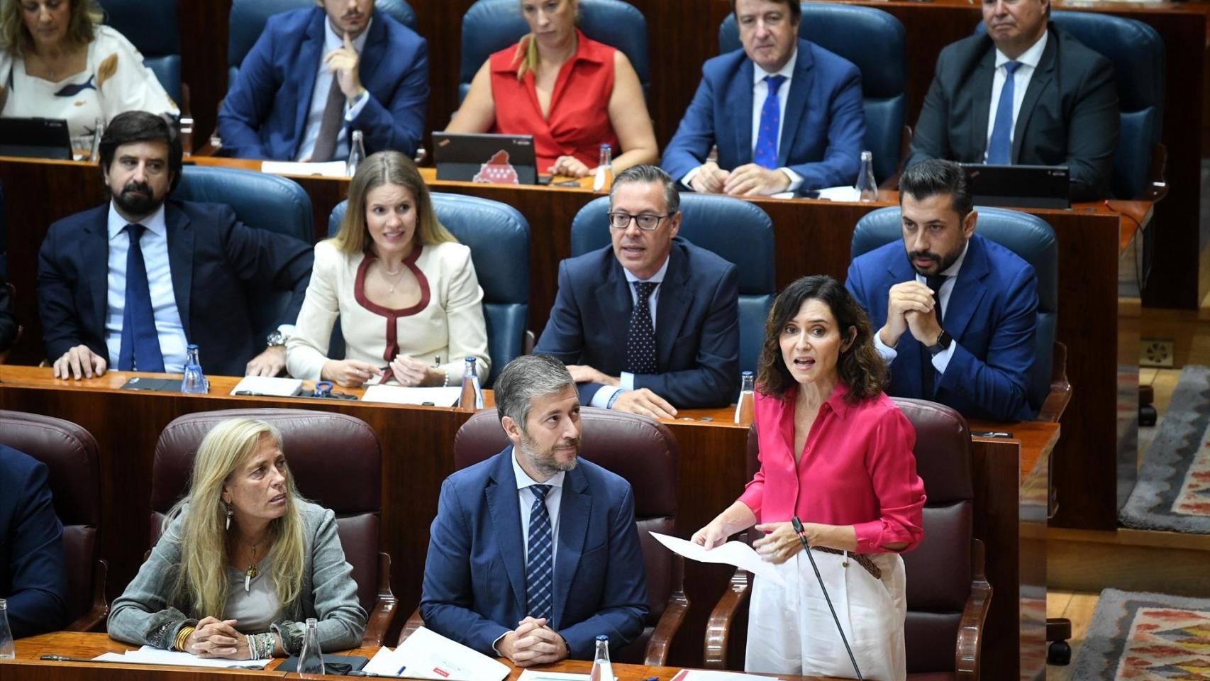 La presidenta de la Comunidad de Madrid, Isabel Díaz Ayuso, hablando sobre el conflicto de Palestina durante un pleno en la Asamblea de Madrid, este 18 de septiembre.