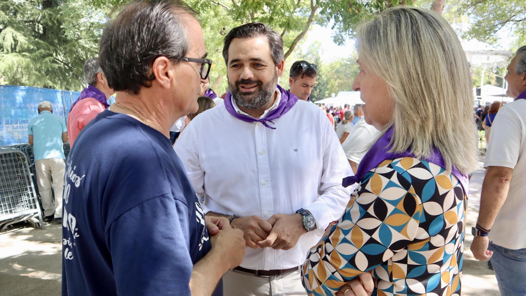 Paco Núñez conversando con Carmen Guarinos este jueves en Guadalajara.