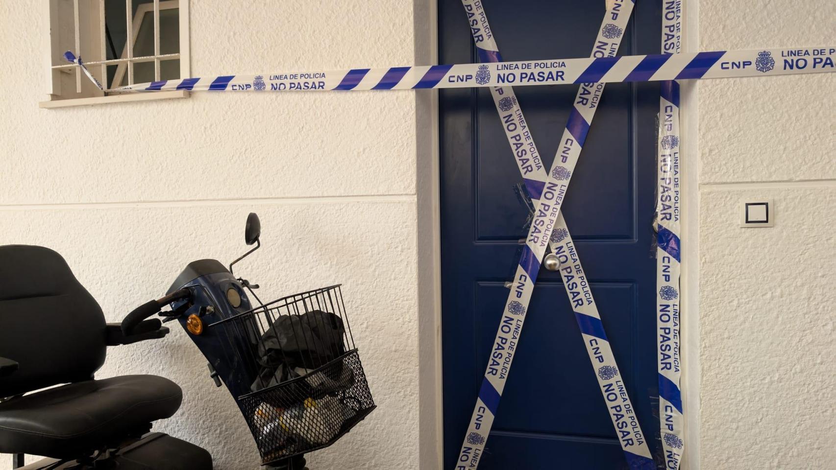 Precintos policiales en la puerta de la vivienda donde se produjeron los hechos.