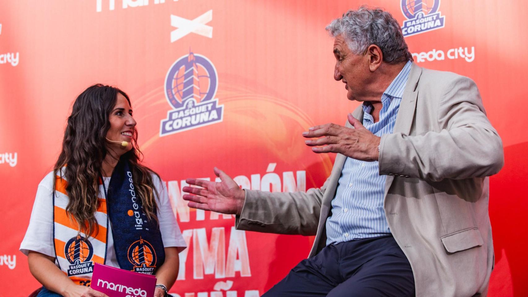 Fernando Romay y los jugadores del Leyma Coruña celebran el inicio de temporada en Marineda City