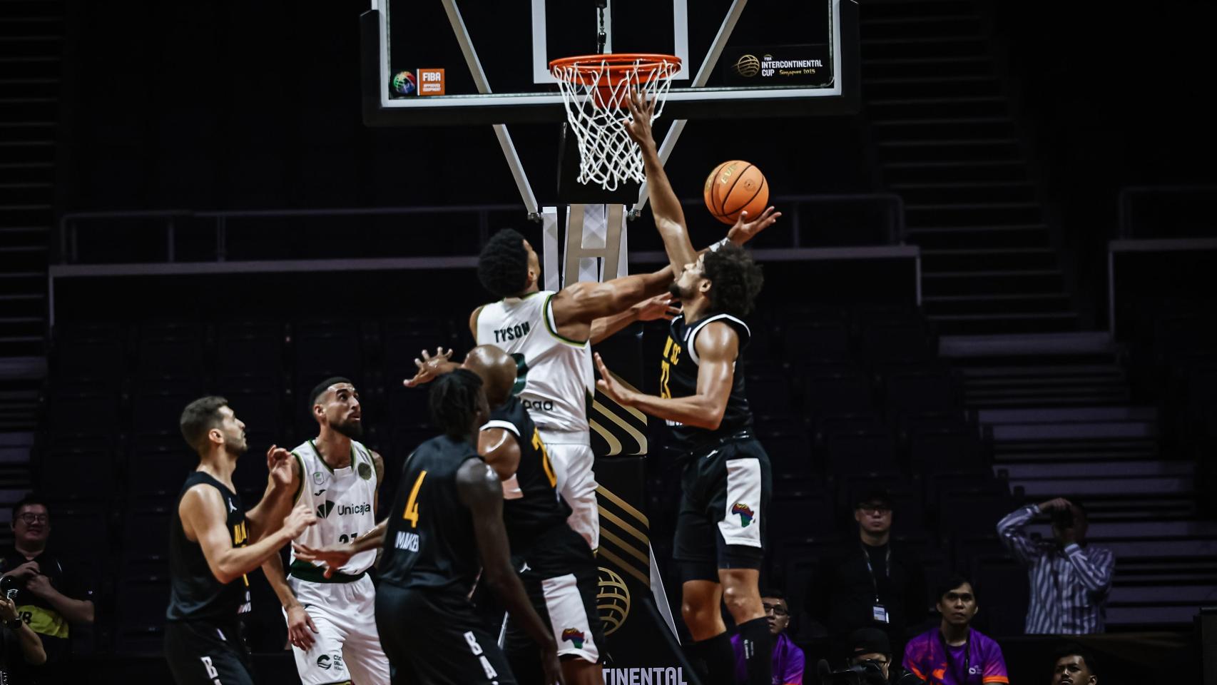 Tyson Pérez entra a canasta durante el Alahli vs. Unicaja de la Copa Intercontinental