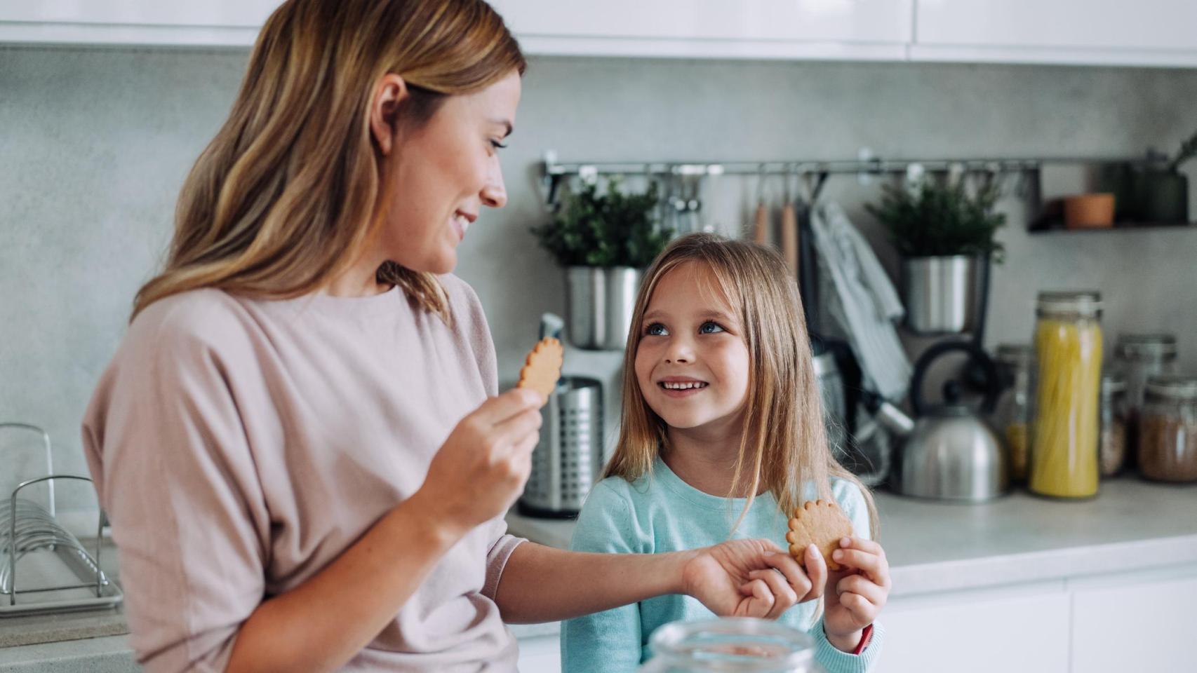 Imagen de archivo de una familia compartiendo el desayuno en casa.