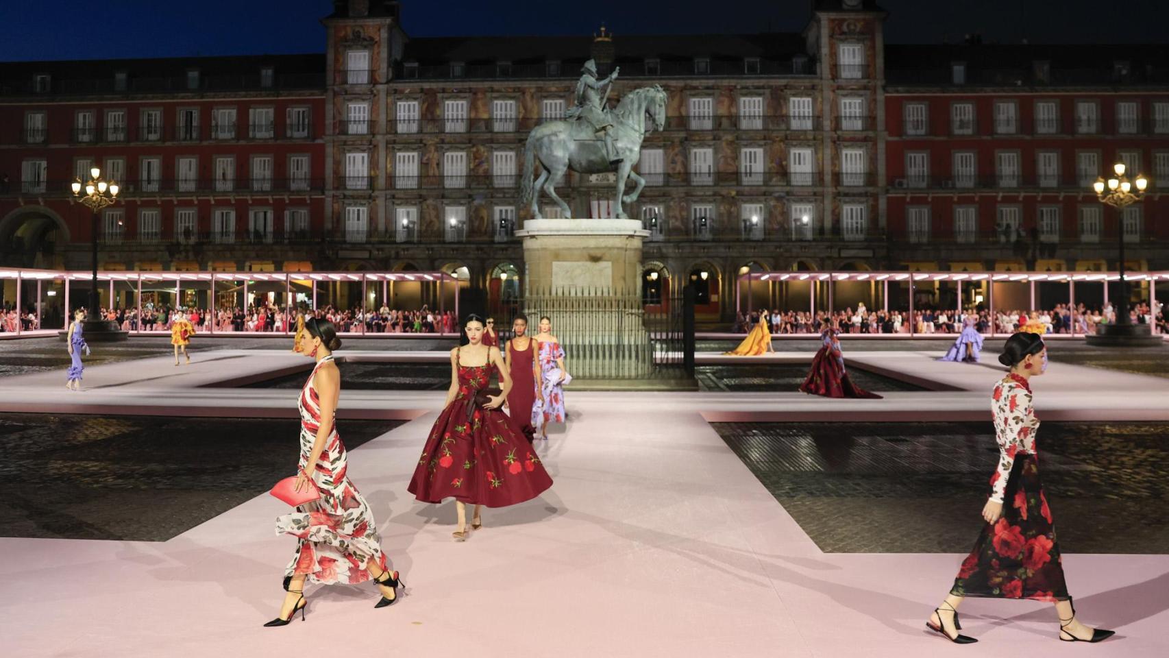 Carolina Herrera conquista España bajo la mirada de Wes Gordon con una colección que se eleva desde la Plaza Mayor hasta los tejados de Madrid