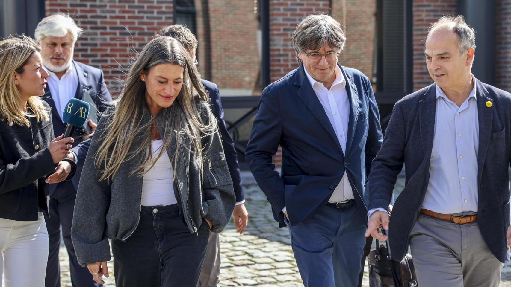 El expresidente catalán Carles Puigdemont, acompañado por la portavoz de Junts en el Congreso, Míriam Nogueras, y el secretario general del partido, Jordi Turull, en Waterloo el pasado lunes.