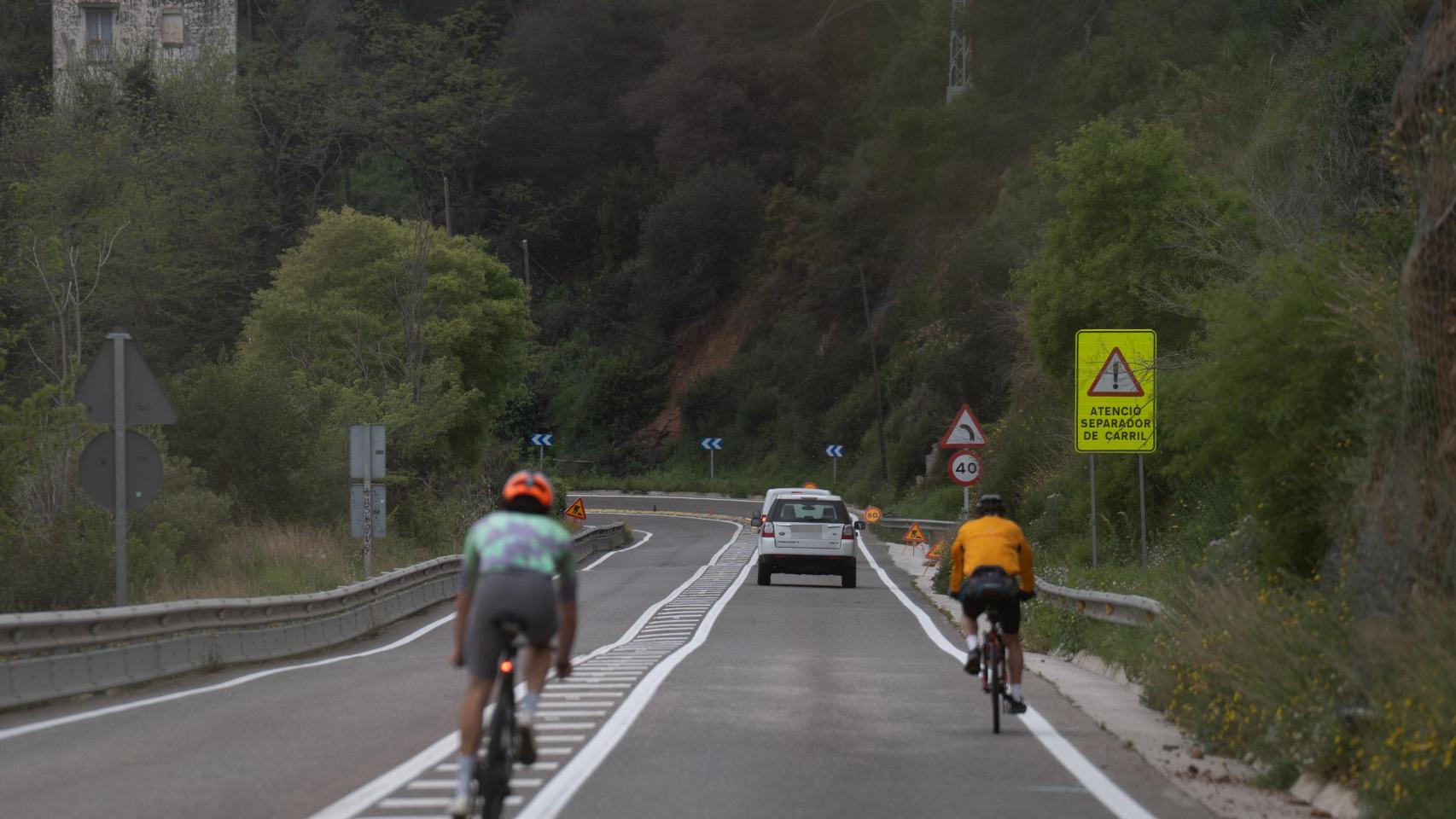 Imagen de archivo de dos personas circulando en bicicleta por una carretera.
