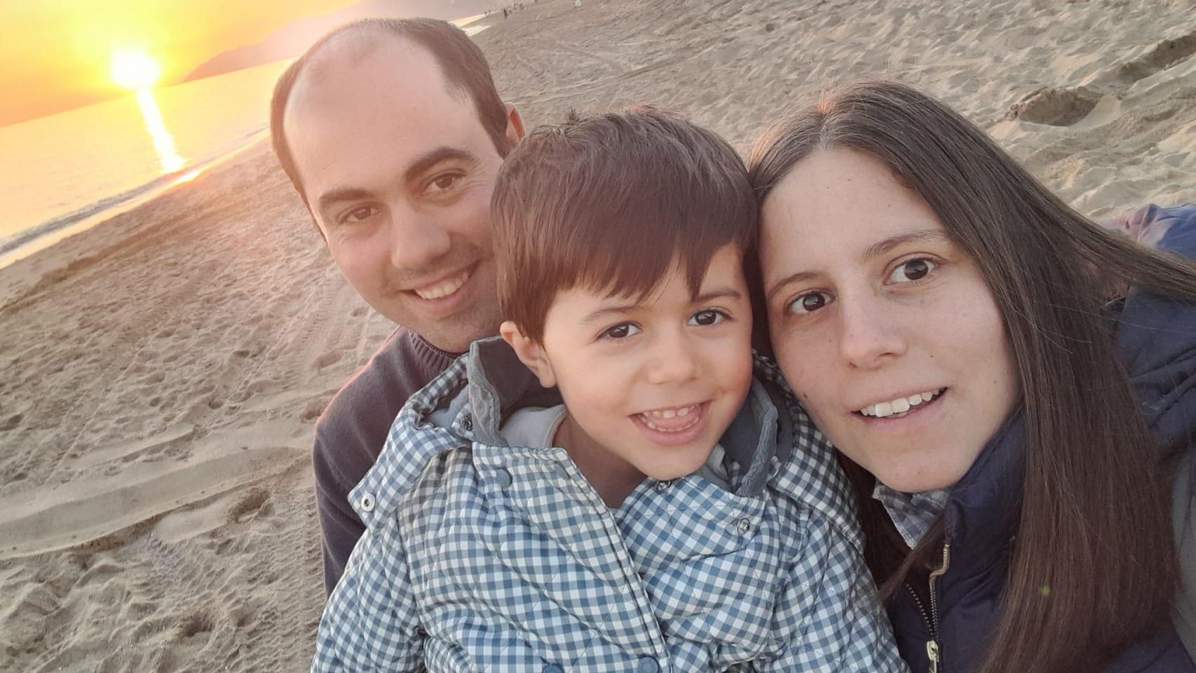 Lucas, el pequeño salmantino con una enfermedad rara, junto con sus padres
