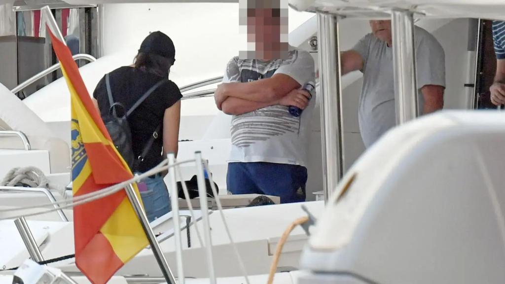 A. G. acompaña a los agentes en el registro de su yate.