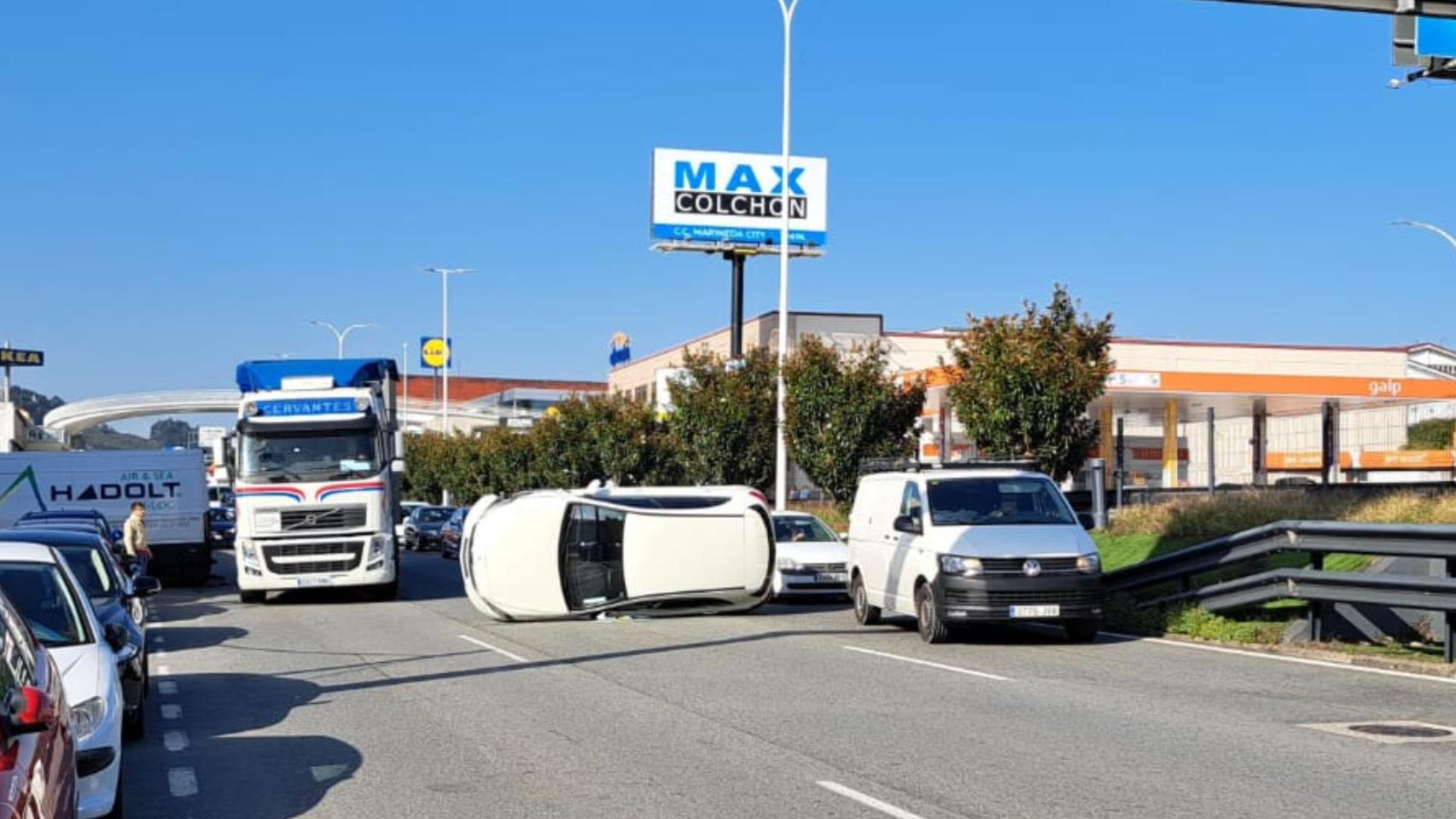 Vuelca un coche en A Coruña en medio de la carretera de Baños de Arteixo