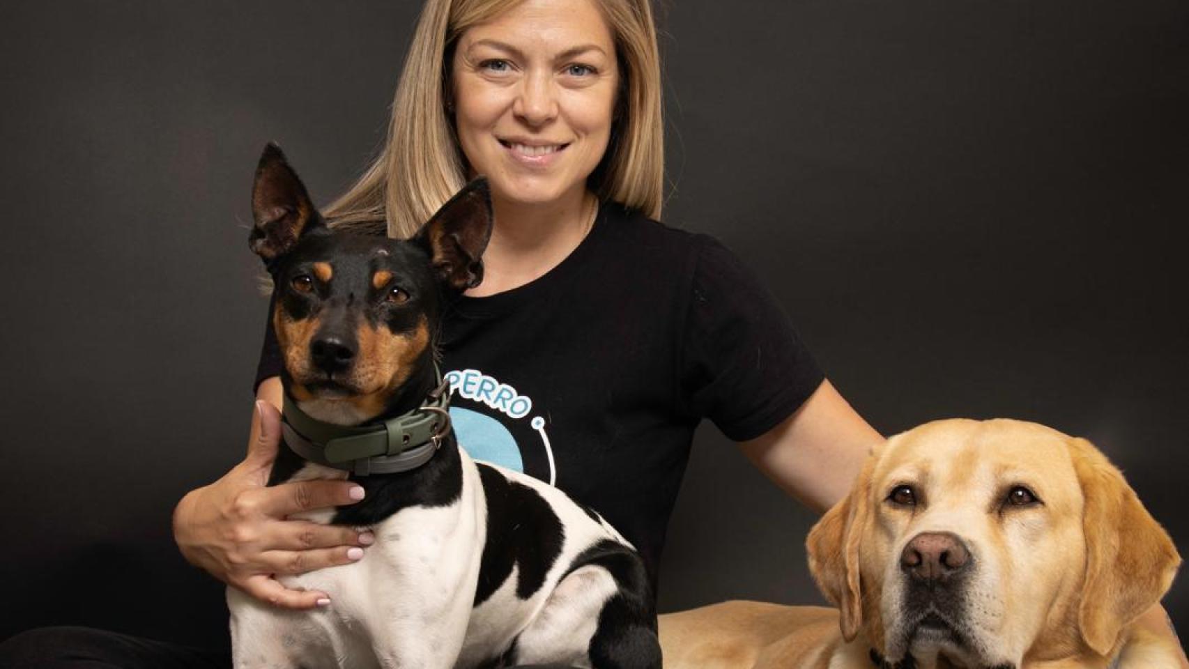 La educadora Ana Jiménez con dos perros.
