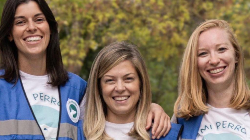 Ana Jiménez con sus compañeras trabajando.