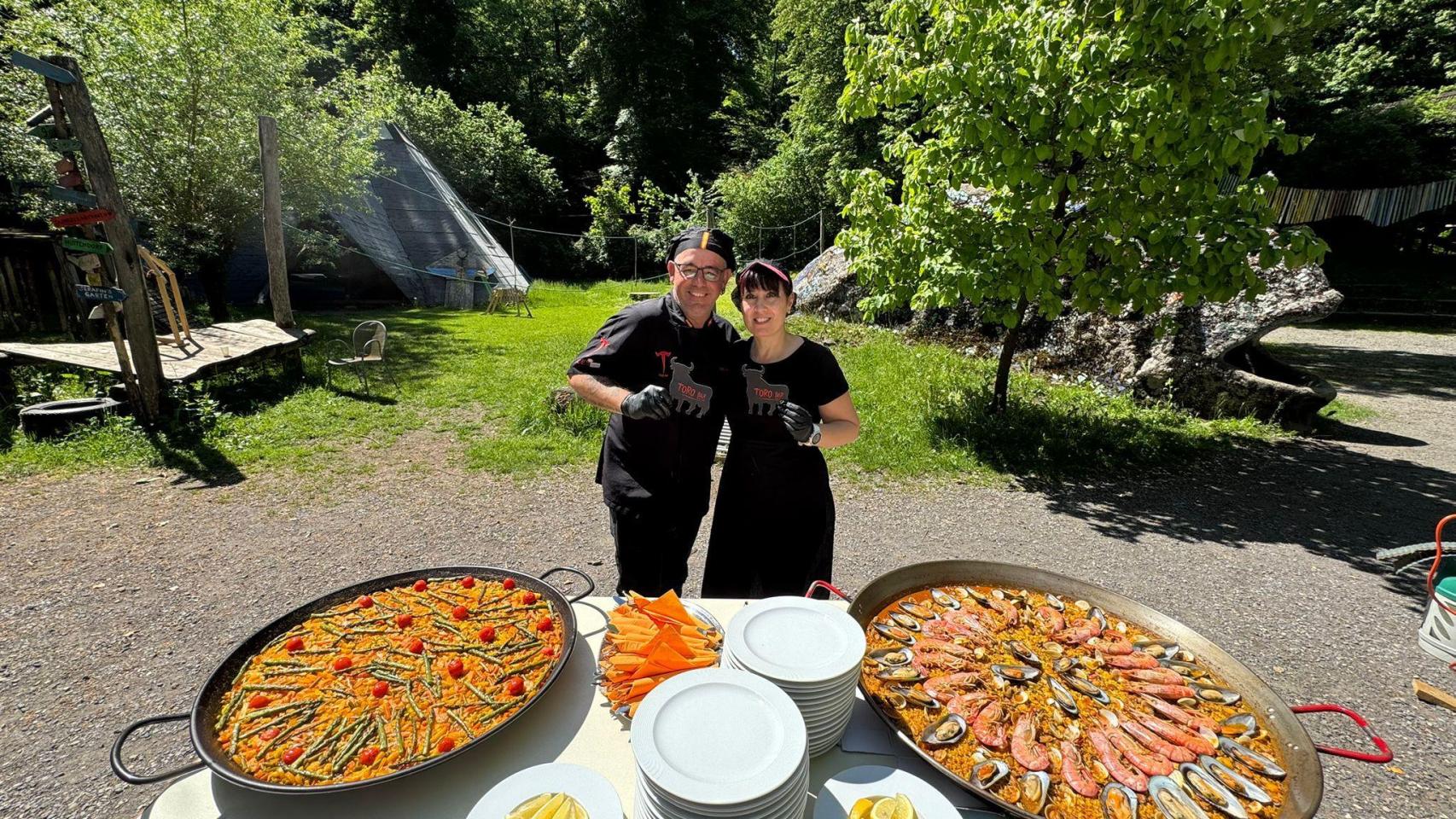 Sergi (49 años), arrocero, cocina paella valenciana en Suiza. EE