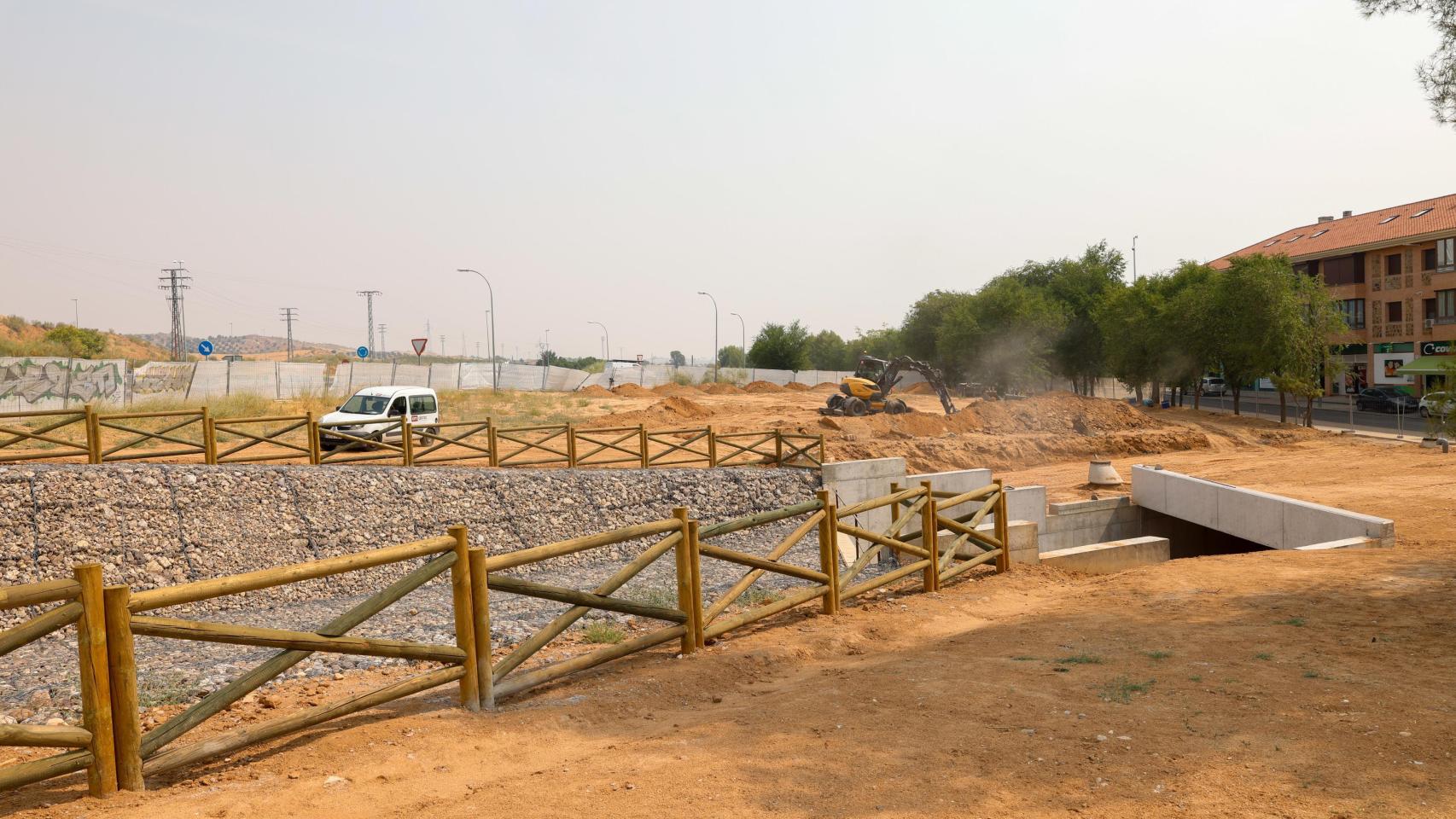 El gran arenero se encuentra en el acceso al barrio desde la carretera CM 4001.