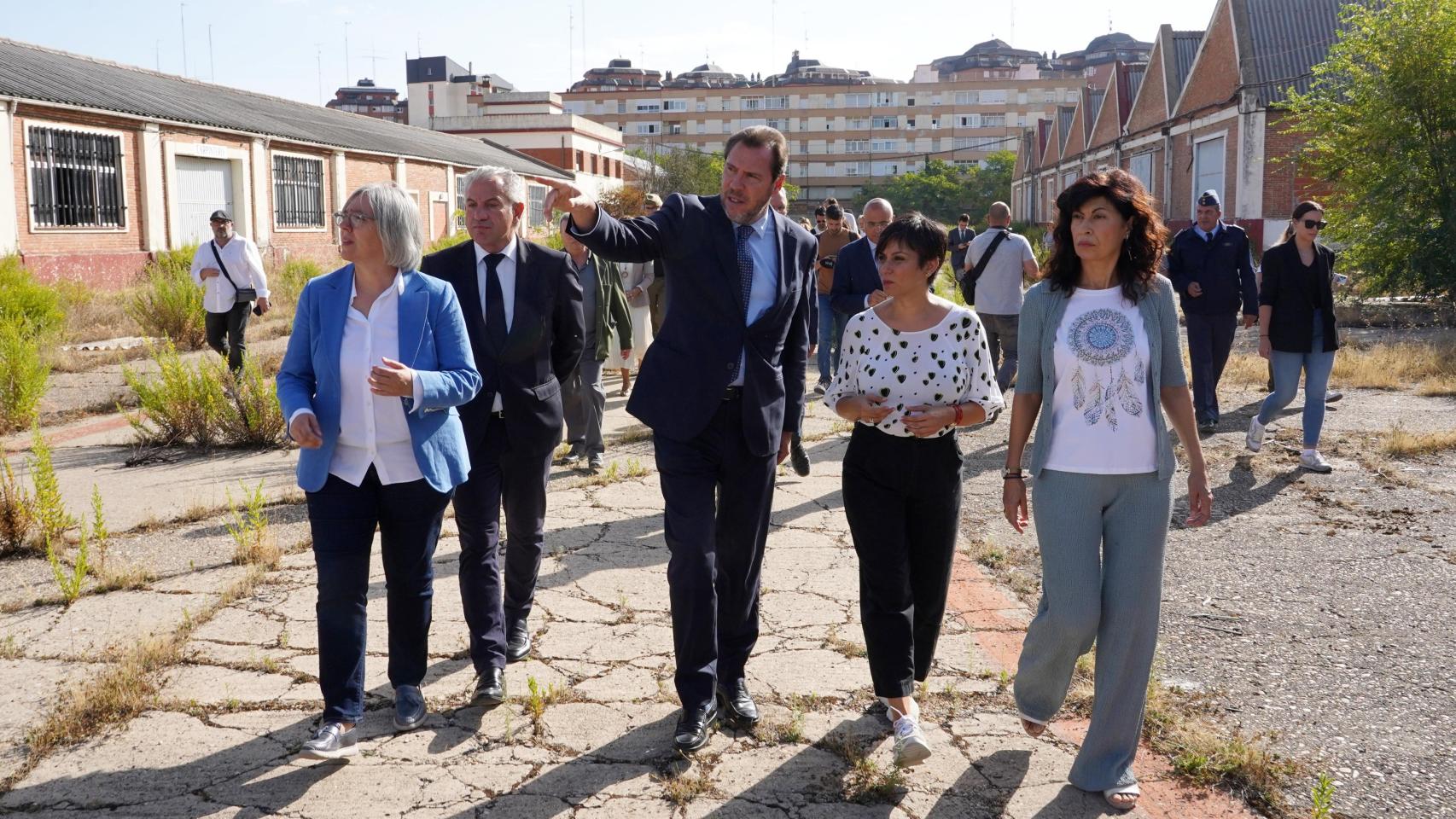 La ministra de Vivienda y Agenda Urbana, Isabel Rodríguez; el titular de Transportes y Movilidad Sostenible, Óscar Puente, y la de Igualdad, Ana Redondo, visitan los terrenos del acuartelamiento de La Rubia, en Valladolid, este viernes