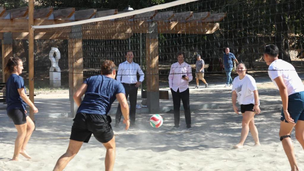 Carlos Velázquez y Rubén Lozano junto a los deportistas en la nueva red de volei.