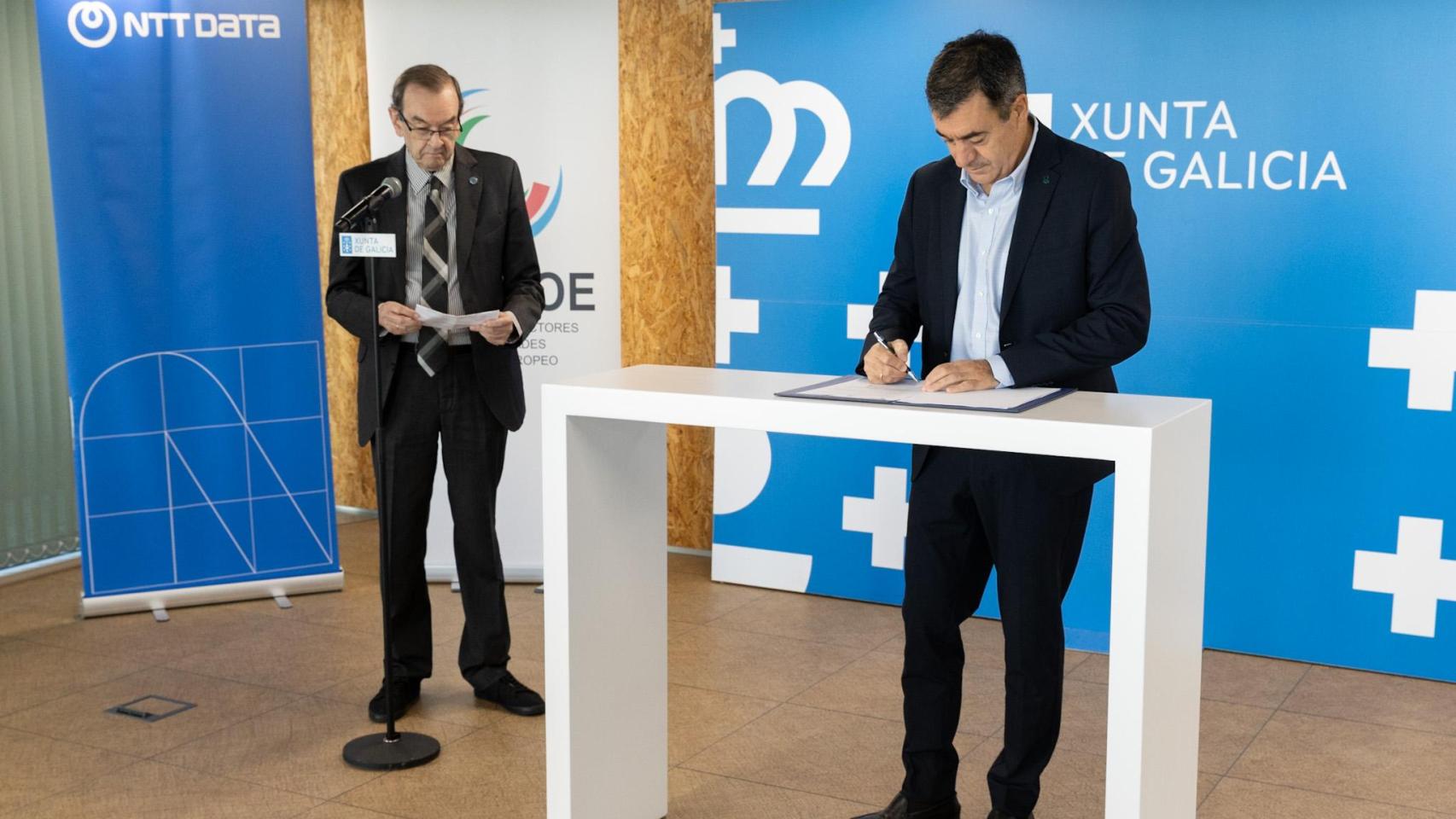 Instante de la firma del convenio.