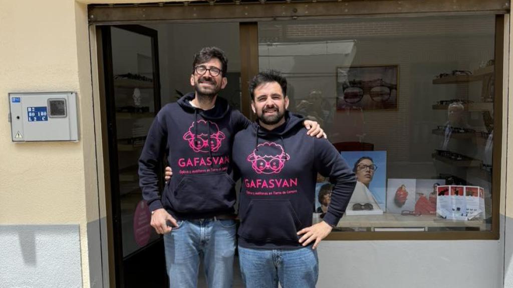 Daniel Paniagua y su compañero Víctor en Valderas (León) donde prestan servicio.