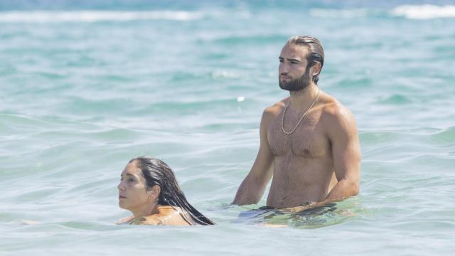 Celia Pedraza y Maziu Fernández en la playa de Ibiza.