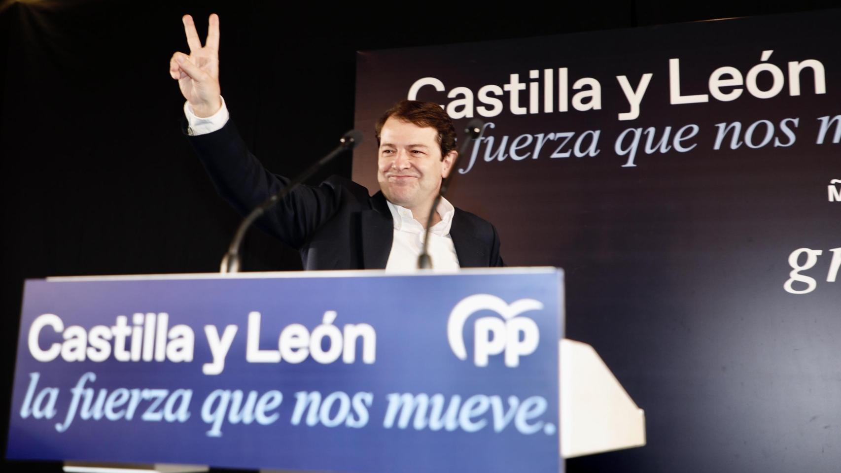 El presidente de la Junta y del PPCyL, Alfonso Fernández Mañueco, celebra su victoria en la noche electoral de los últimos comicios autonómicos, el 13 de febrero de 2022