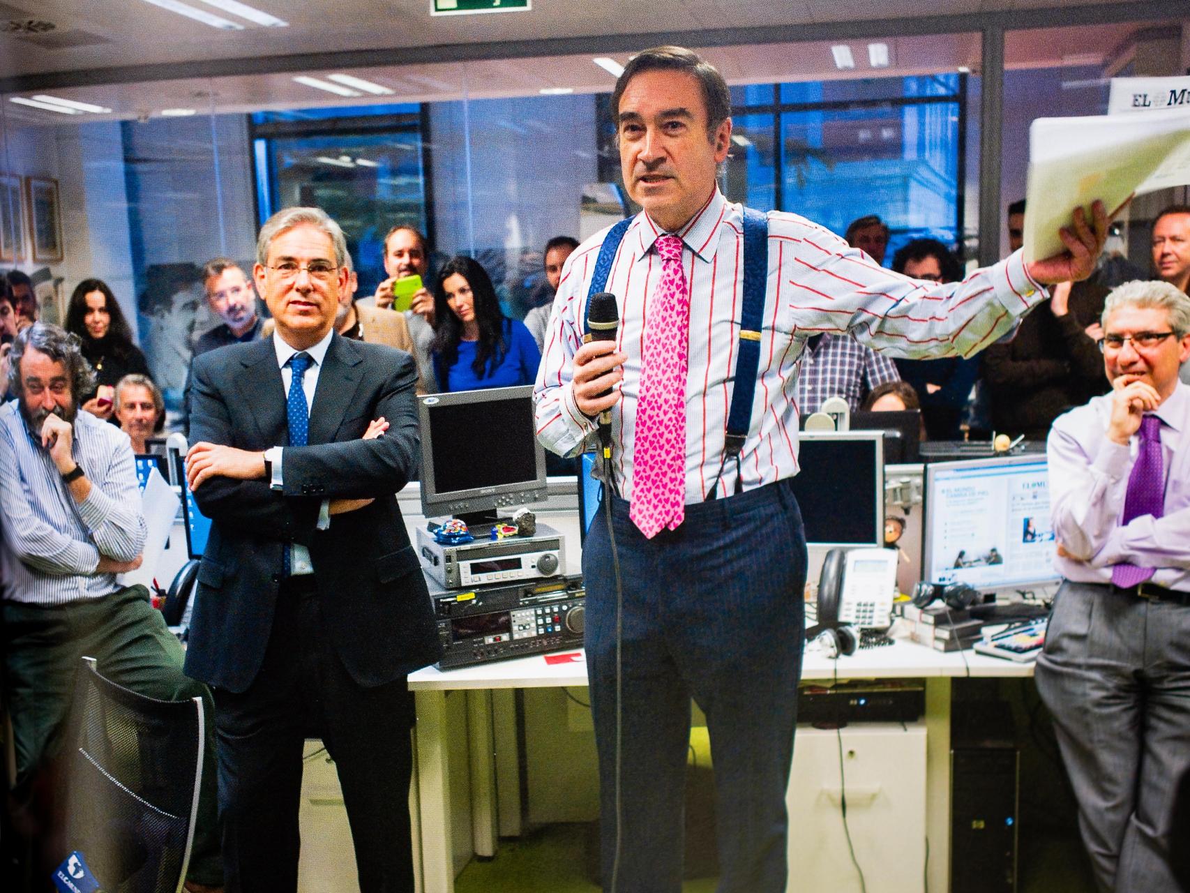 Pedro J. Ramírez, durante su discurso de despedida en la redacción de El Mundo. En primer plano Pedro García Cuartango, Antonio Fernandez Galiano y Casimiro García Abadillo. En segundo plano, Olalla Novoa, Iñaki Gil, Juan Carlos Laviana, Agustín Peri, Eva Fernández y Zabala de la Serna.