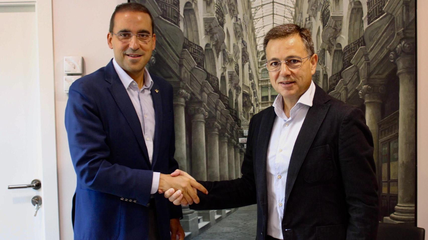 Pedro Palacios (i), director general de Globalcaja, y Manuel Serrano (d), alcalde de Albacete.