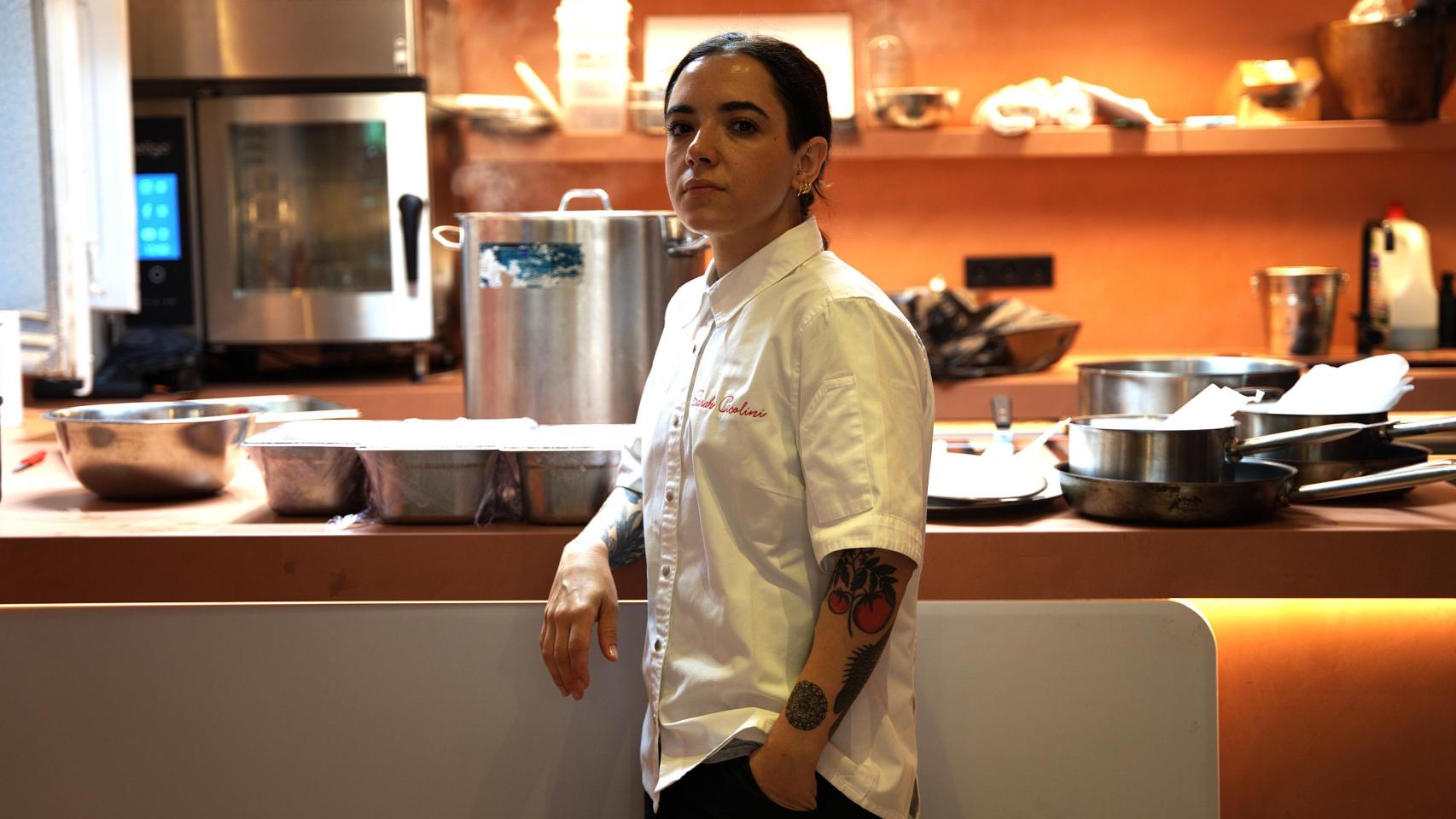 La chef Sarah Cicolini en la cocina de Semilla Food Studio (Madrid), el pasado viernes 19 de septiembre de 2025.