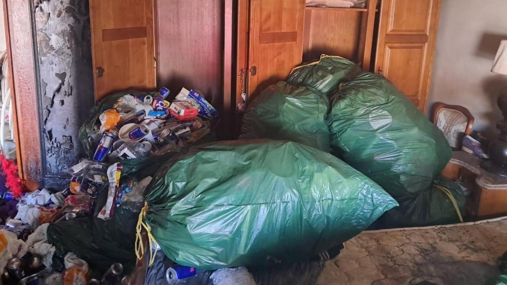 Piso con basura donde se registró un incendio, en O Calvario. El inquilino fue detenido como presunto autor del fuego