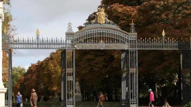 Una entrada del Parque del Retiro.