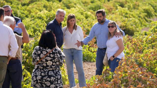 Carolina Agudo y Paco Núñez durante su visita de este viernes a Corral de Almaguer.