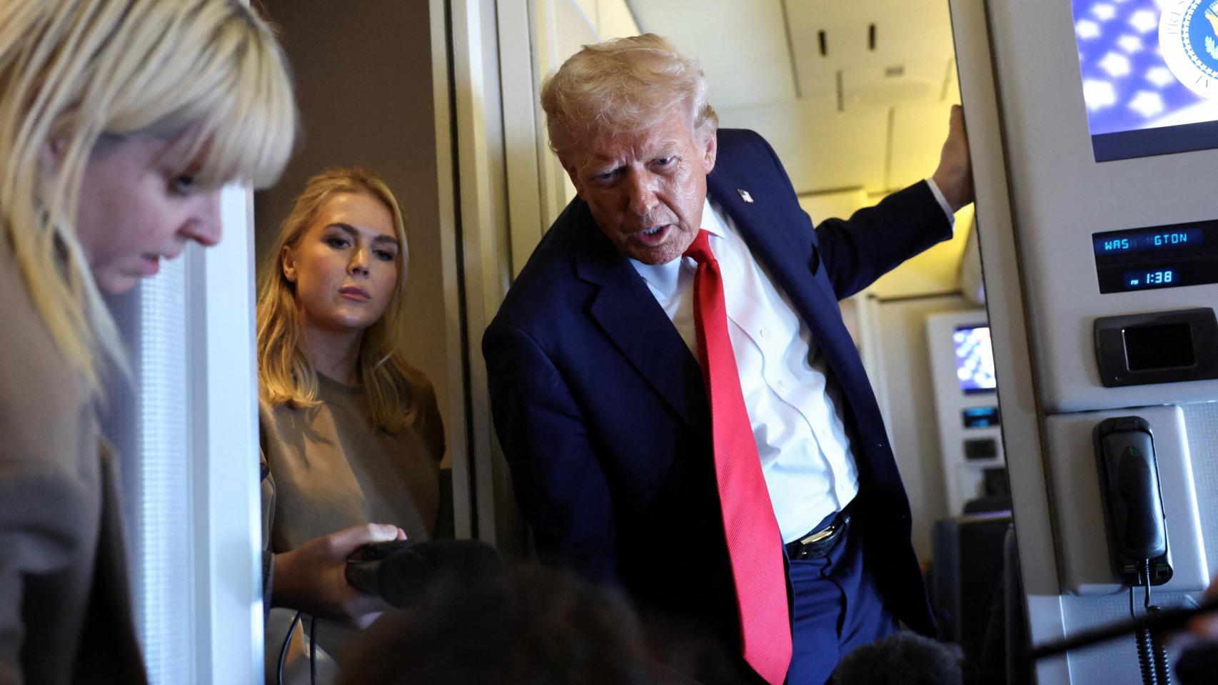 Trump habla a bordo del Air Force One a su regreso de una visita de Estado a Gran Bretaña.