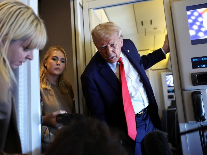Trump habla a bordo del Air Force One a su regreso de una visita de Estado.