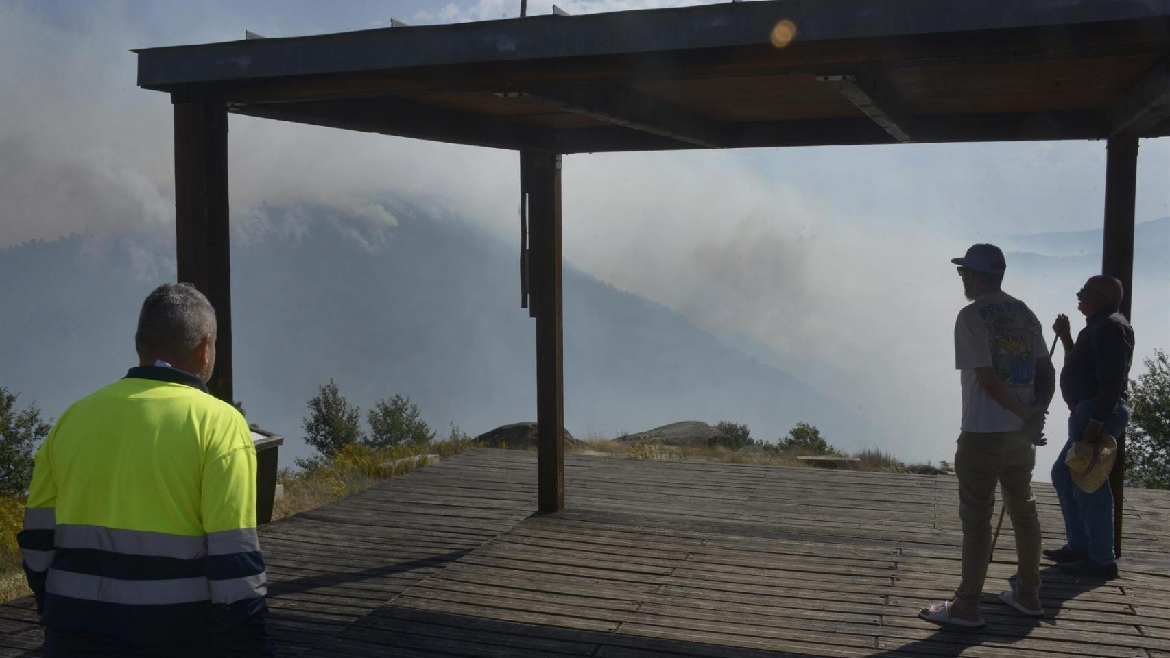 Varias personas observan el incendio desde el mirador de A Lampa en la aldea de Moura, a 19 de septiembre de 2025, en Nogueira de Ramuín, Ourense, Galicia (España)