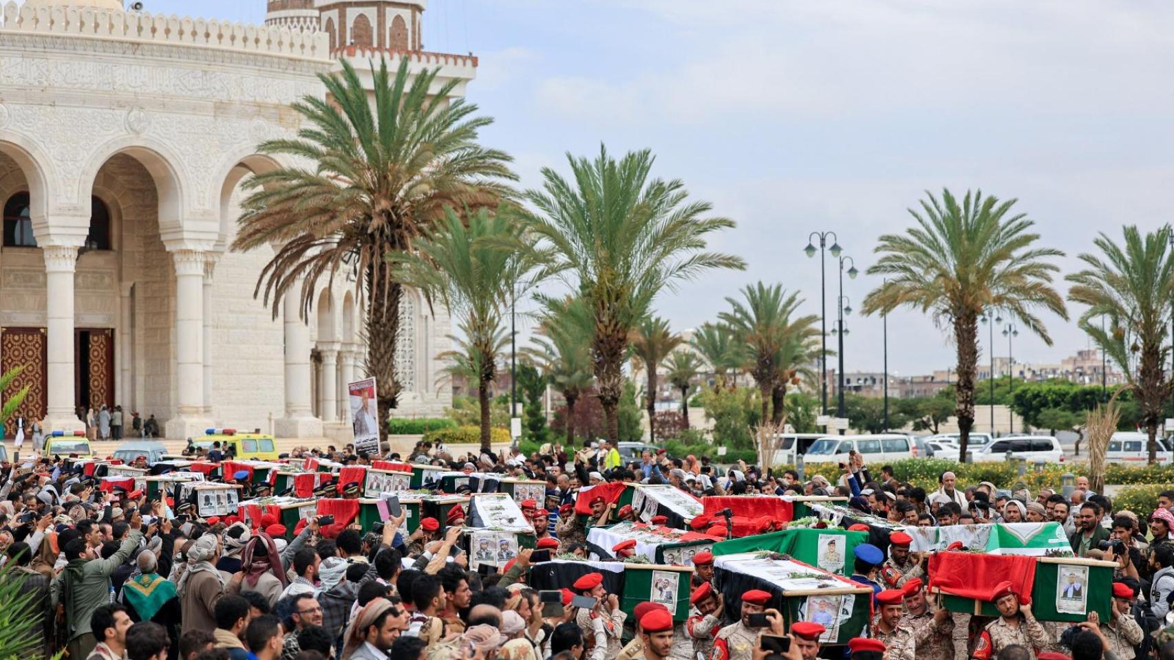 Una multitud traslada los ataúdes de los periodistas militares hutíes asesinados en los ataques aéreos israelíes de la semana pasada en Saná.