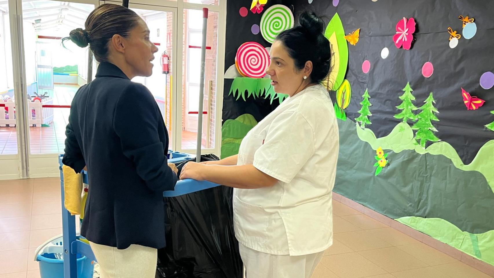 Charo Navas junto a una de las trabajadoras.