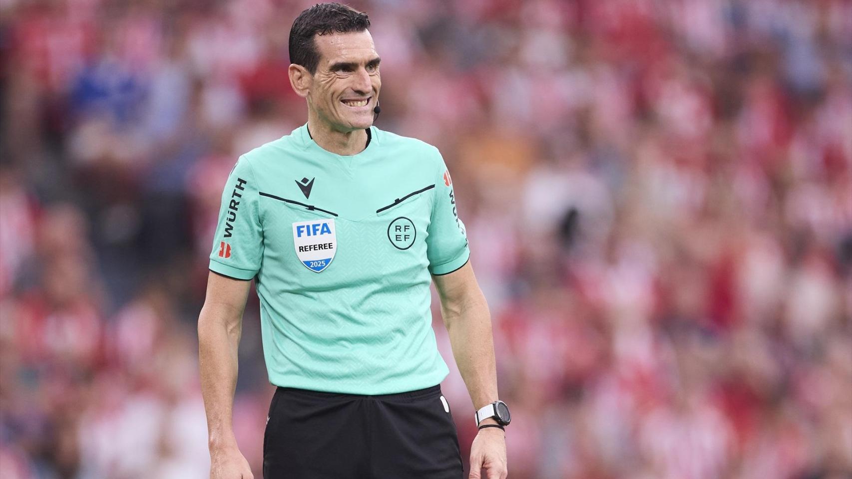 Juan Martínez Munuera arbitrando el Athletic Club - Rayo Vallecano.