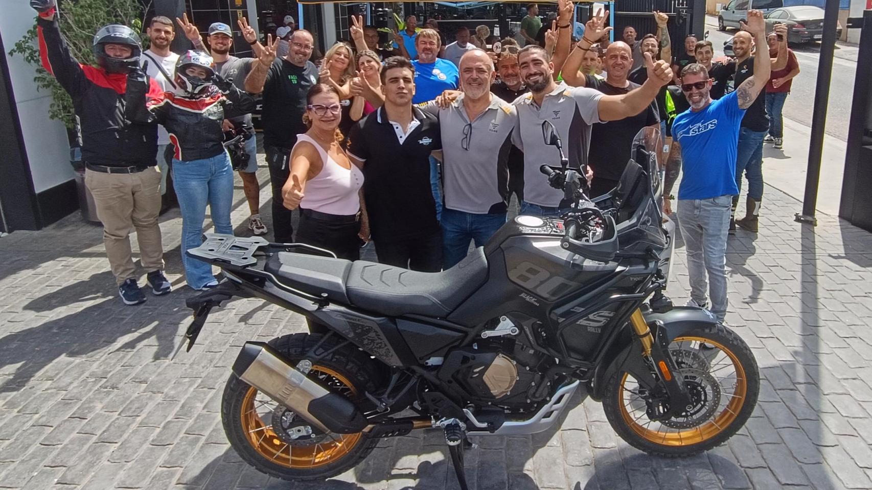 El equipo de Motos Garrido y sus clientes junto a la Voge DS800X.