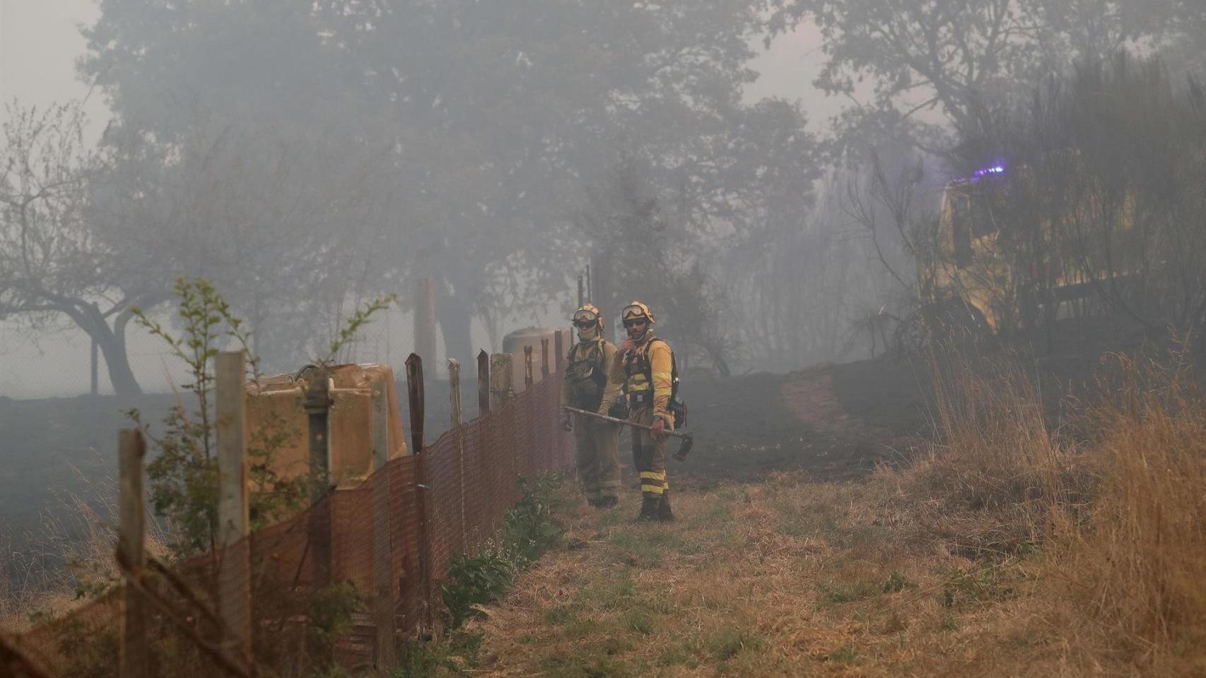 Varios bomberos forestales tratan de extinguir el fuego en Lornís, a 18 de septiembre de 2025, en Pantón, Lugo,.