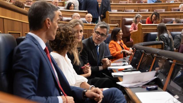 Pedro Sánchez conversa con el ministro de Justicia, Félix Bolaños, en la bancada ministerial del Congreso, el pasado 17 de septiembre.