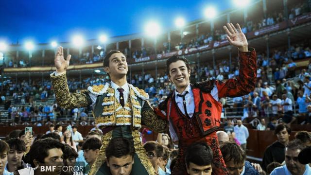 Los salmantinos Ismael Martín y Marcos Pérez abren la Puerta Grande de La Glorieta